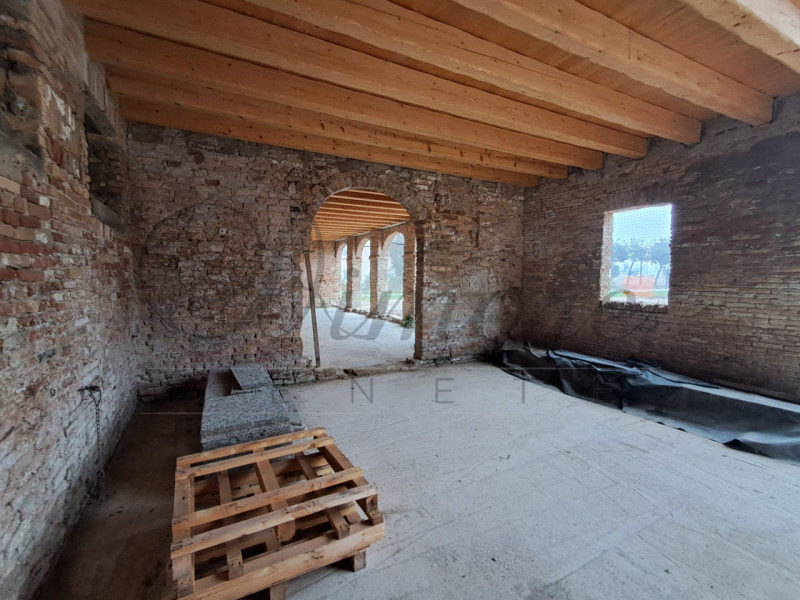 CANDIANA: CASALE DI 1000 MQ AL GREZZO 
A Candiana proponiamo splendido casale del 700 ristruttura...