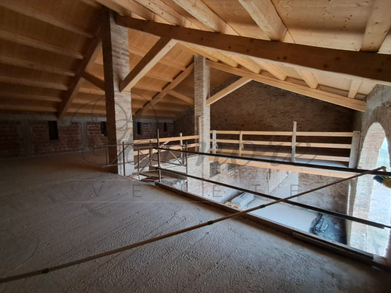 CANDIANA: CASALE DI 1000 MQ AL GREZZO 
A Candiana proponiamo splendido casale del 700 ristruttura...