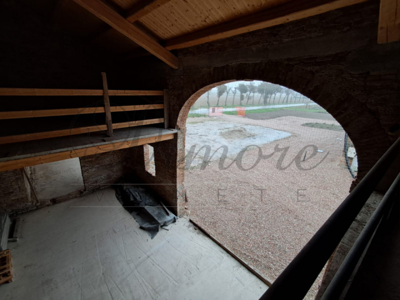 CANDIANA: CASALE DI 1000 MQ AL GREZZO 
A Candiana proponiamo splendido casale del 700 ristruttura...