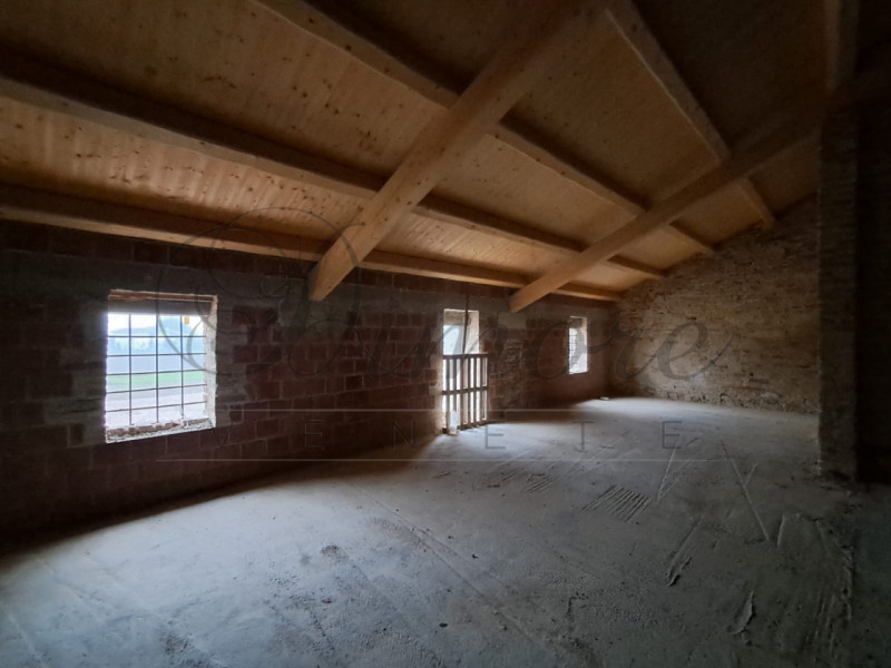 CANDIANA: CASALE DI 1000 MQ AL GREZZO 
A Candiana proponiamo splendido casale del 700 ristruttura...