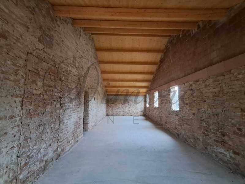 CANDIANA: CASALE DI 1000 MQ AL GREZZO 
A Candiana proponiamo splendido casale del 700 ristruttura...