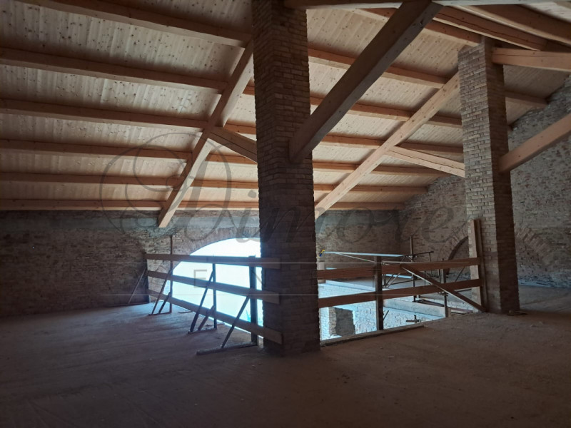 CANDIANA: CASALE DI 1000 MQ AL GREZZO 
A Candiana proponiamo splendido casale del 700 ristruttura...