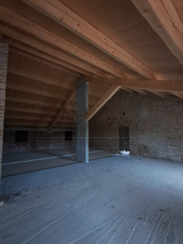 CANDIANA: CASALE DI 1000 MQ AL GREZZO 
A Candiana proponiamo splendido casale del 700 ristruttura...