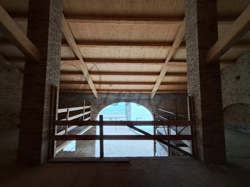 CANDIANA: CASALE DI 1000 MQ AL GREZZO 
A Candiana proponiamo splendido casale del 700 ristruttura...