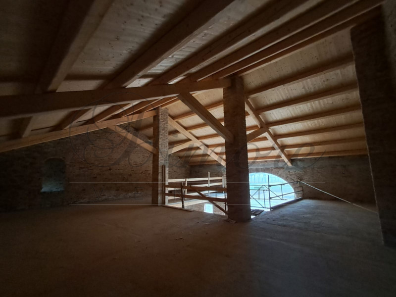 CANDIANA: CASALE DI 1000 MQ AL GREZZO 
A Candiana proponiamo splendido casale del 700 ristruttura...