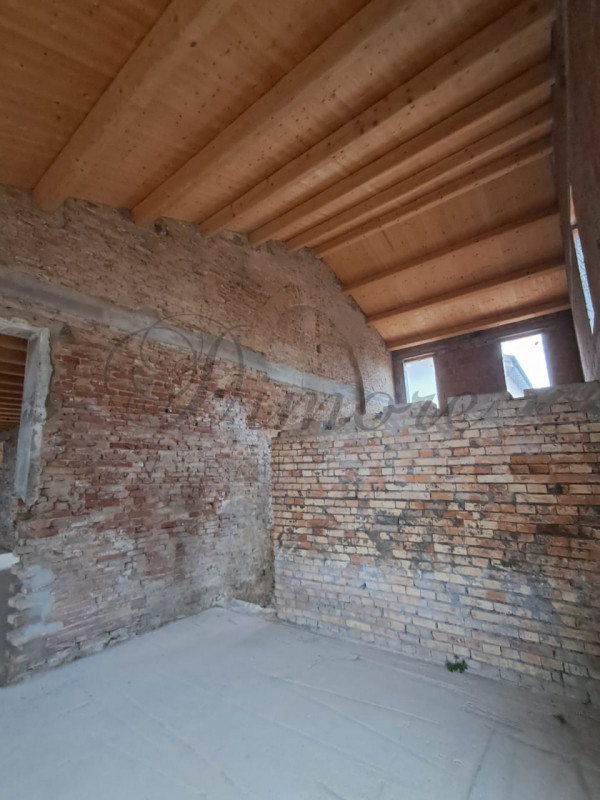 CANDIANA: CASALE DI 1000 MQ AL GREZZO 
A Candiana proponiamo splendido casale del 700 ristruttura...