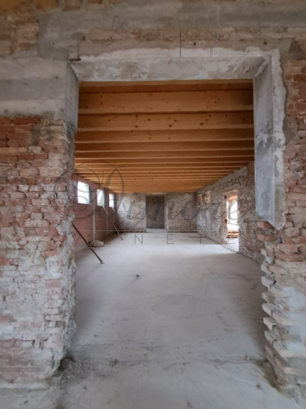 CANDIANA: CASALE DI 1000 MQ AL GREZZO 
A Candiana proponiamo splendido casale del 700 ristruttura...