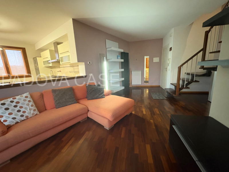 Legnaro: Ampio Duplex con Poggiolo – Ottime Condizioni

Proponiamo in vendita a Legnaro, in zona ...