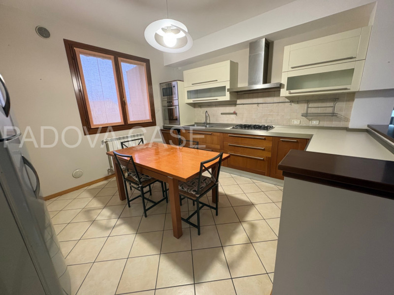 Legnaro: Ampio Duplex con Poggiolo – Ottime Condizioni

Proponiamo in vendita a Legnaro, in zona ...