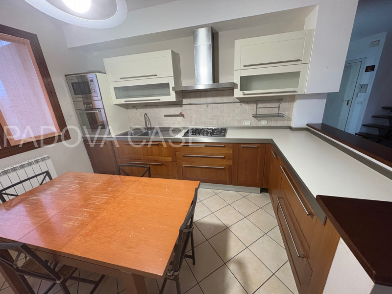 Legnaro: Ampio Duplex con Poggiolo – Ottime Condizioni

Proponiamo in vendita a Legnaro, in zona ...