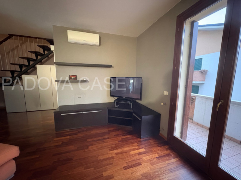 Legnaro: Ampio Duplex con Poggiolo – Ottime Condizioni

Proponiamo in vendita a Legnaro, in zona ...