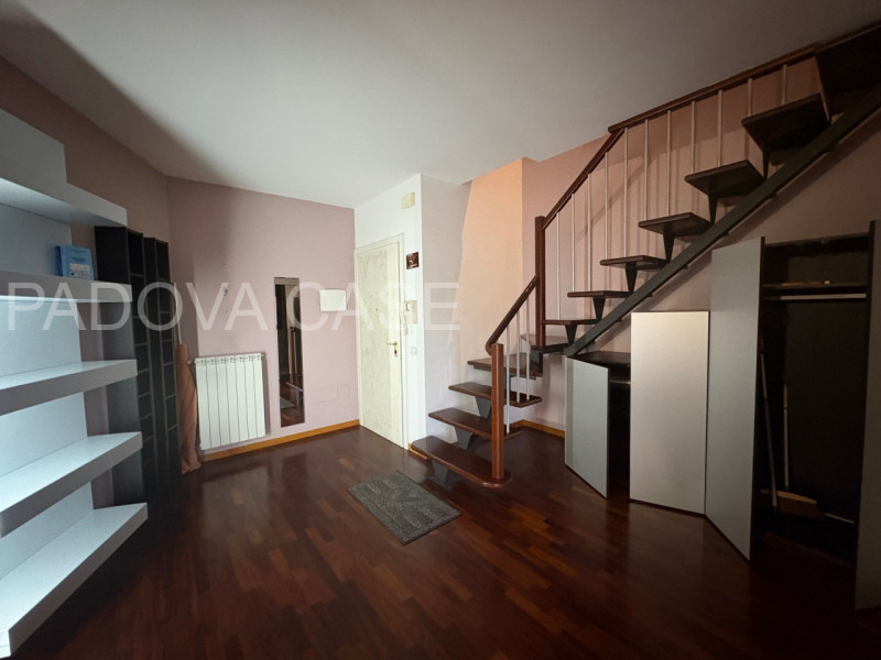 Legnaro: Ampio Duplex con Poggiolo – Ottime Condizioni

Proponiamo in vendita a Legnaro, in zona ...