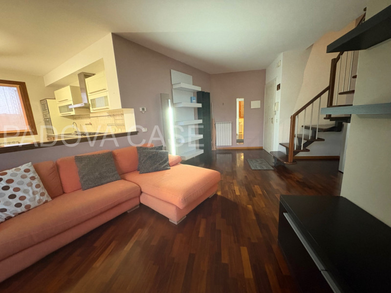 Legnaro: Ampio Duplex con Poggiolo – Ottime Condizioni

Proponiamo in vendita a Legnaro, in zona ...