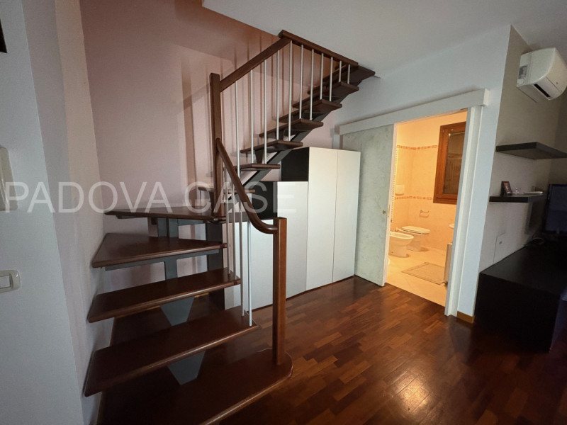 Legnaro: Ampio Duplex con Poggiolo – Ottime Condizioni

Proponiamo in vendita a Legnaro, in zona ...