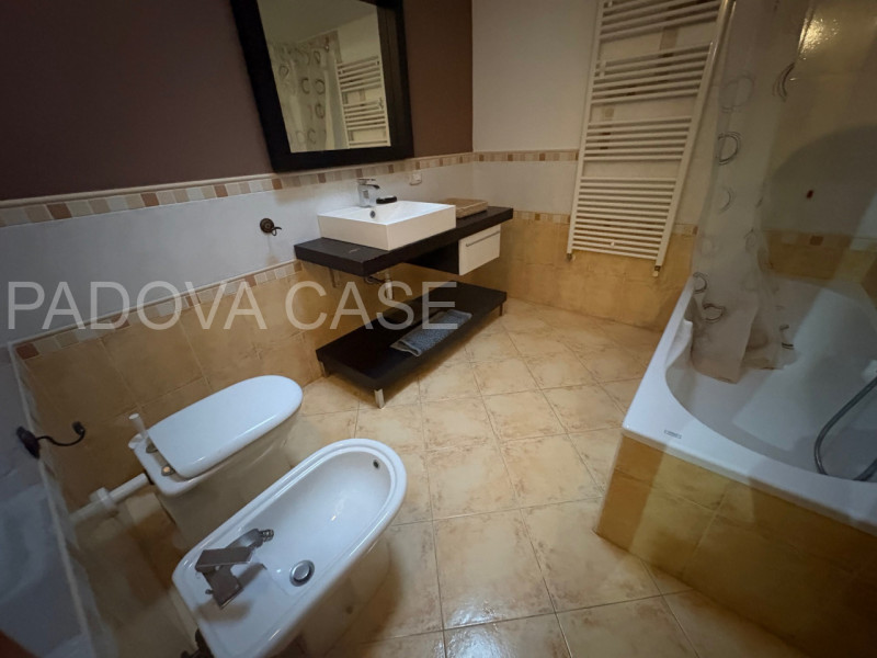 Legnaro: Ampio Duplex con Poggiolo – Ottime Condizioni

Proponiamo in vendita a Legnaro, in zona ...