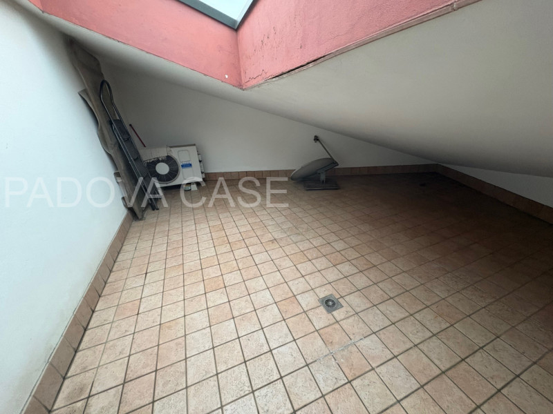 Legnaro: Ampio Duplex con Poggiolo – Ottime Condizioni

Proponiamo in vendita a Legnaro, in zona ...