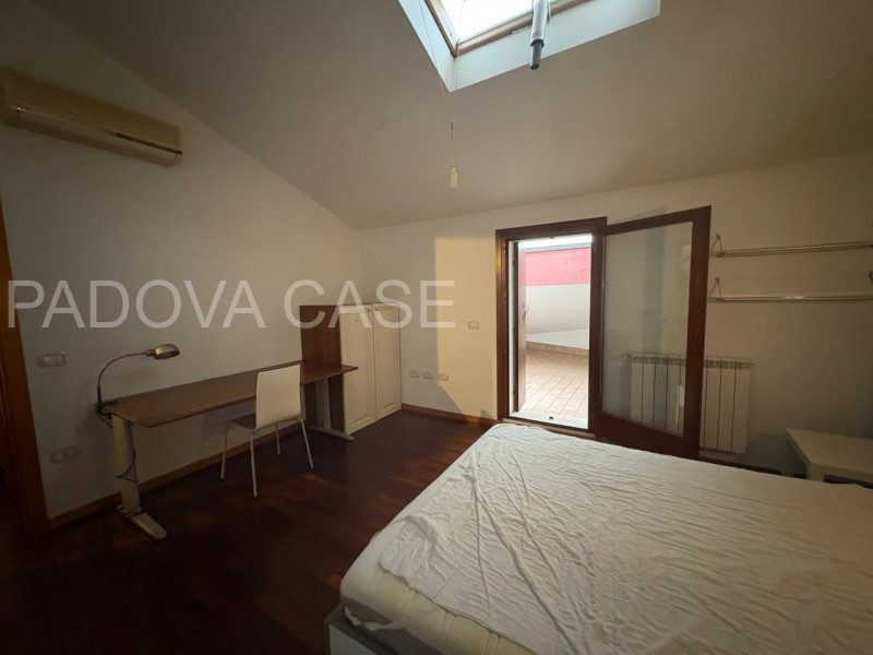 Legnaro: Ampio Duplex con Poggiolo – Ottime Condizioni

Proponiamo in vendita a Legnaro, in zona ...