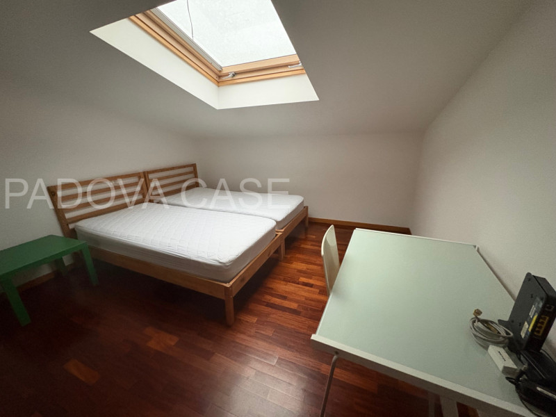 Legnaro: Ampio Duplex con Poggiolo – Ottime Condizioni

Proponiamo in vendita a Legnaro, in zona ...