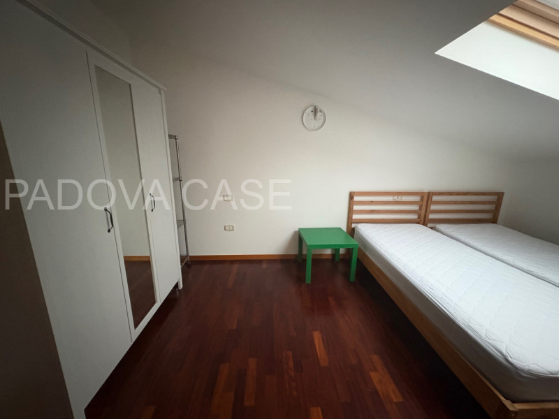 Legnaro: Ampio Duplex con Poggiolo – Ottime Condizioni

Proponiamo in vendita a Legnaro, in zona ...