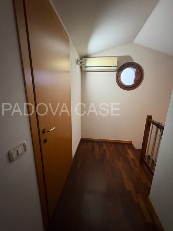 Legnaro: Ampio Duplex con Poggiolo – Ottime Condizioni

Proponiamo in vendita a Legnaro, in zona ...