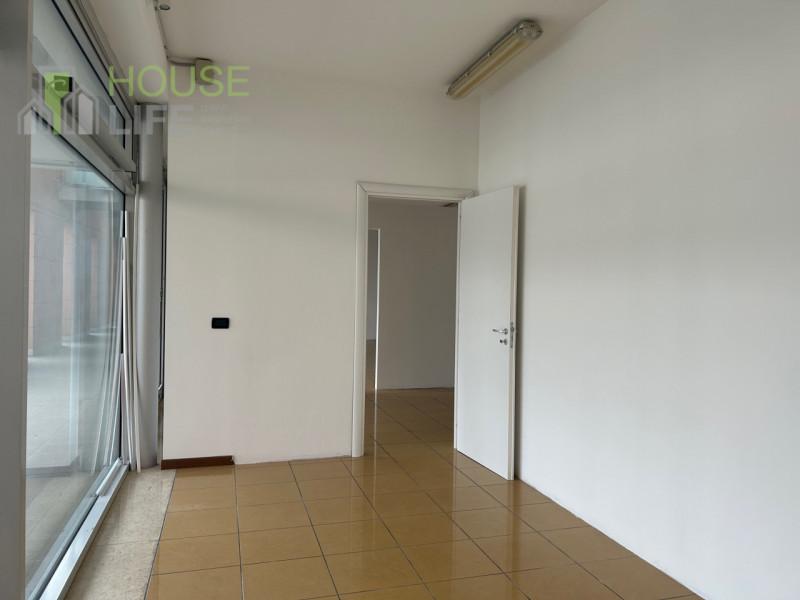 SCHIO: Zona SS.TRINITA' NEGOZIO-UFFICIO vetrinato di 158 mq con servizi. Parcheggio privato e pub...