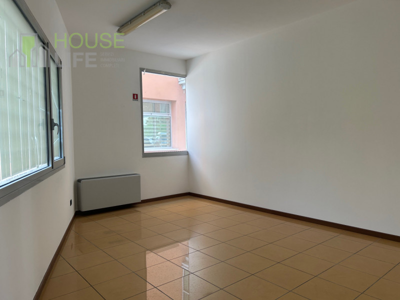 SCHIO: Zona SS.TRINITA' NEGOZIO-UFFICIO vetrinato di 158 mq con servizi. Parcheggio privato e pub...