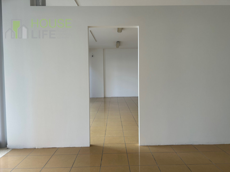 SCHIO: Zona SS.TRINITA' NEGOZIO-UFFICIO vetrinato di 158 mq con servizi. Parcheggio privato e pub...