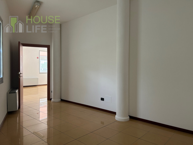 SCHIO: Zona SS.TRINITA' NEGOZIO-UFFICIO vetrinato di 158 mq con servizi. Parcheggio privato e pub...