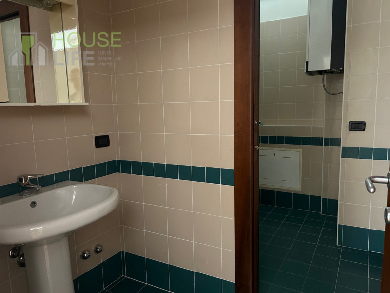 SCHIO: Zona SS.TRINITA' NEGOZIO-UFFICIO vetrinato di 158 mq con servizi. Parcheggio privato e pub...