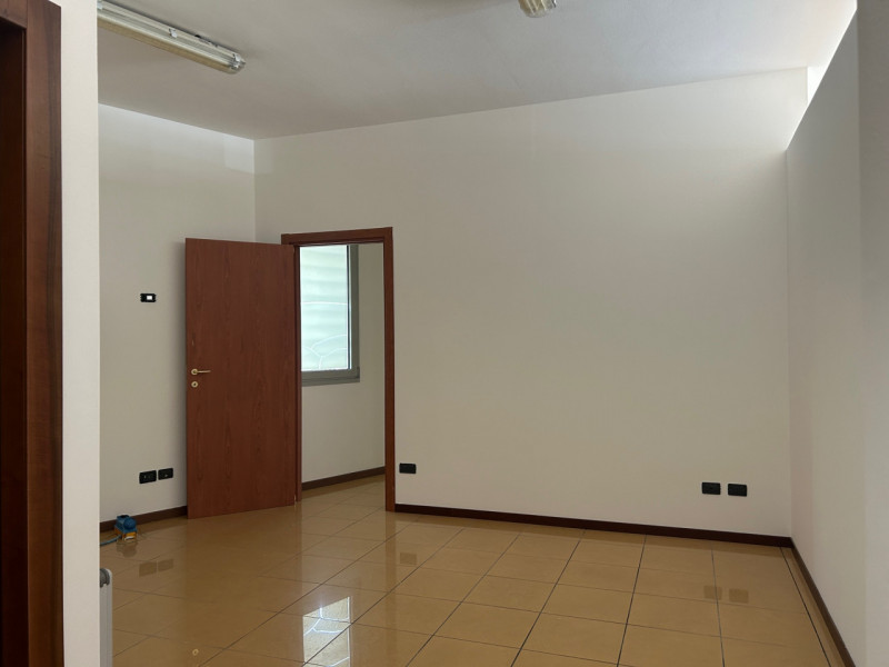 SCHIO: Zona SS.TRINITA' NEGOZIO-UFFICIO vetrinato di 158 mq con servizi. Parcheggio privato e pub...