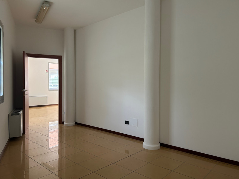 SCHIO: Zona SS.TRINITA' NEGOZIO-UFFICIO vetrinato di 158 mq con servizi. Parcheggio privato e pub...