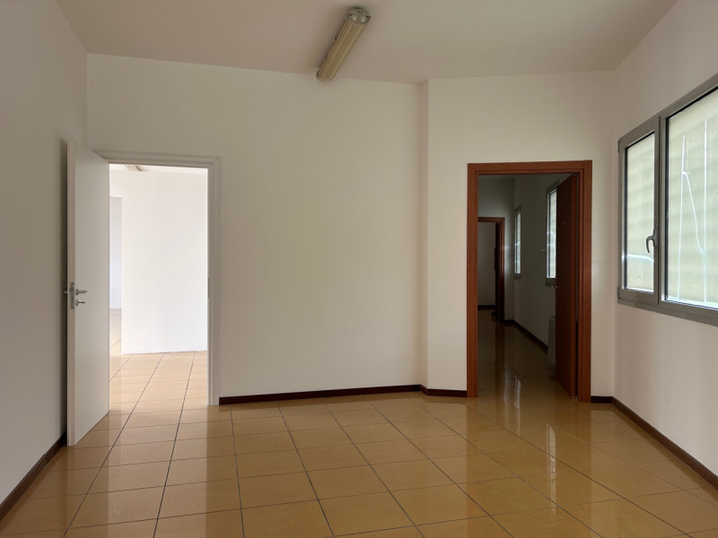 SCHIO: Zona SS.TRINITA' NEGOZIO-UFFICIO vetrinato di 158 mq con servizi. Parcheggio privato e pub...