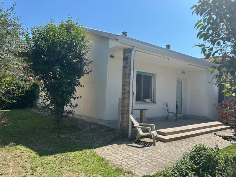 Luminosa villa unifamiliare in quartiere residenziale tranquillo e comodo a tutti i principali se...