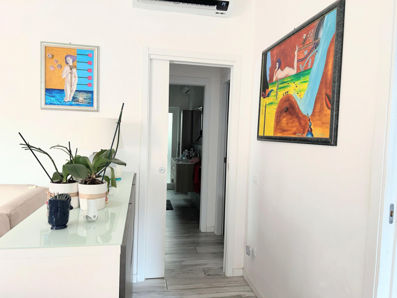 Luminosa villa unifamiliare in quartiere residenziale tranquillo e comodo a tutti i principali se...