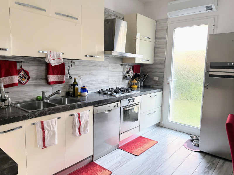 Luminosa villa unifamiliare in quartiere residenziale tranquillo e comodo a tutti i principali se...