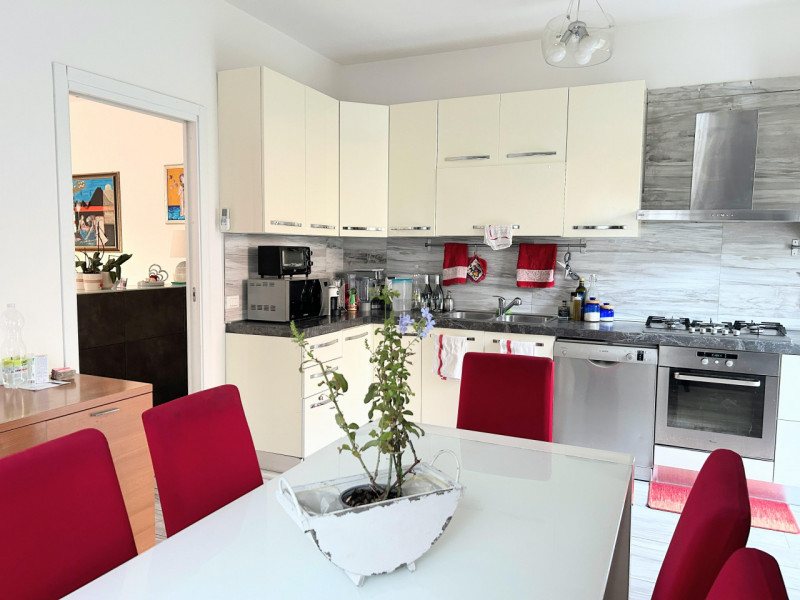 Luminosa villa unifamiliare in quartiere residenziale tranquillo e comodo a tutti i principali se...