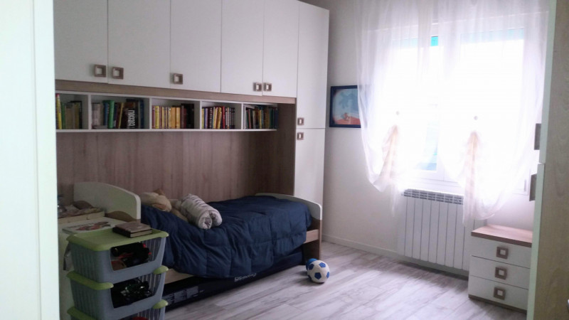 Luminosa villa unifamiliare in quartiere residenziale tranquillo e comodo a tutti i principali se...