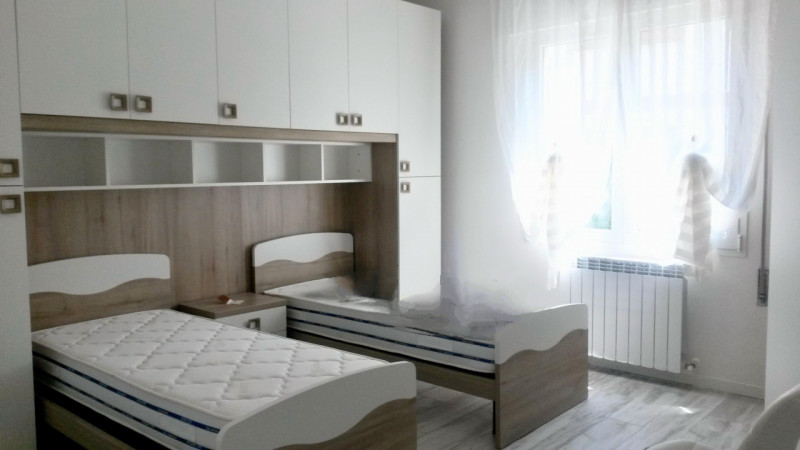 Luminosa villa unifamiliare in quartiere residenziale tranquillo e comodo a tutti i principali se...