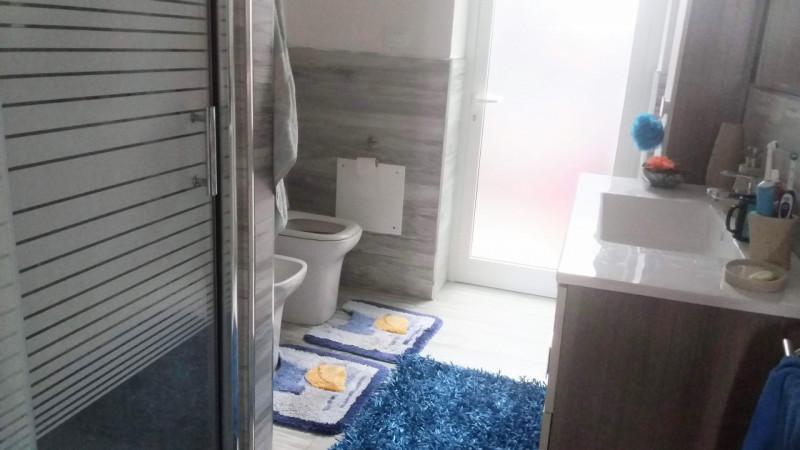 Luminosa villa unifamiliare in quartiere residenziale tranquillo e comodo a tutti i principali se...