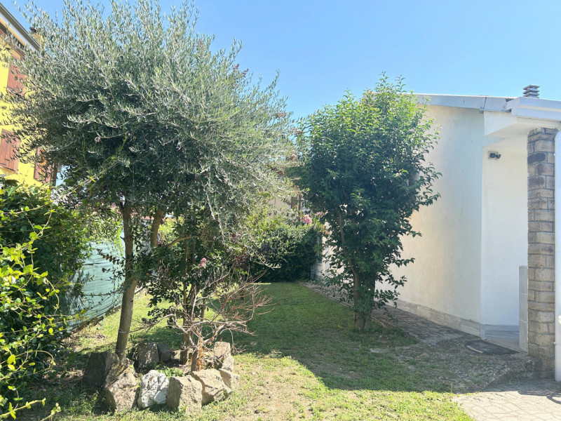 Luminosa villa unifamiliare in quartiere residenziale tranquillo e comodo a tutti i principali se...