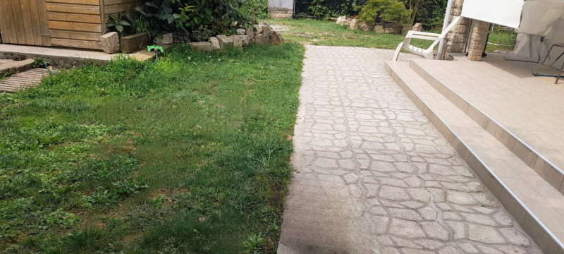 Luminosa villa unifamiliare in quartiere residenziale tranquillo e comodo a tutti i principali se...