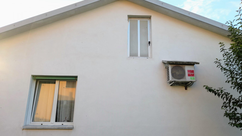 Luminosa villa unifamiliare in quartiere residenziale tranquillo e comodo a tutti i principali se...