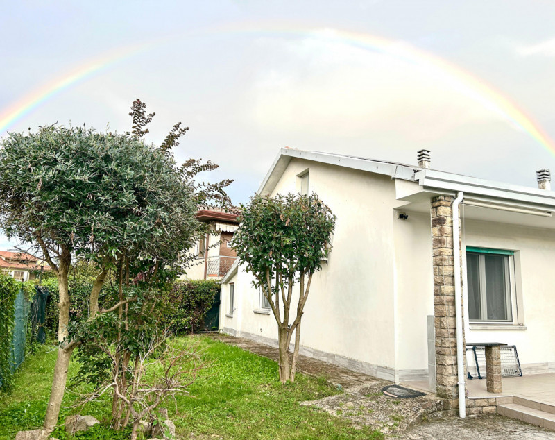 Luminosa villa unifamiliare in quartiere residenziale tranquillo e comodo a tutti i principali se...