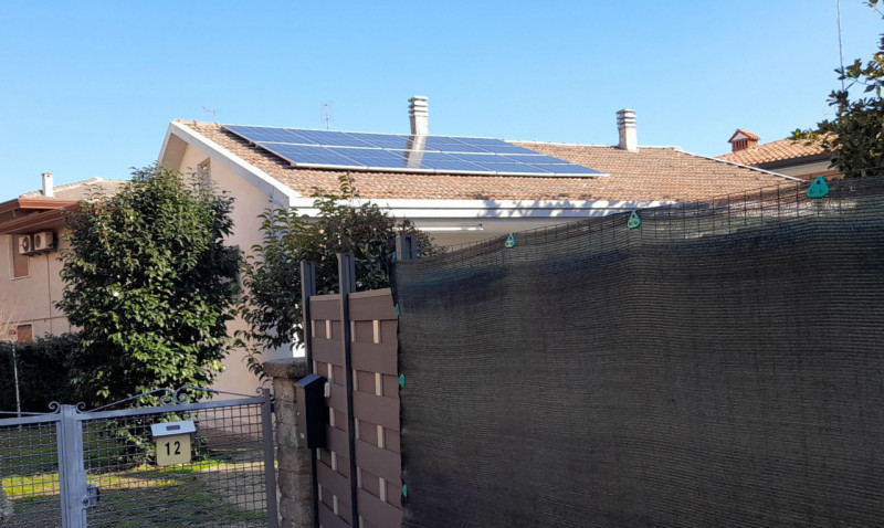 Luminosa villa unifamiliare in quartiere residenziale tranquillo e comodo a tutti i principali se...