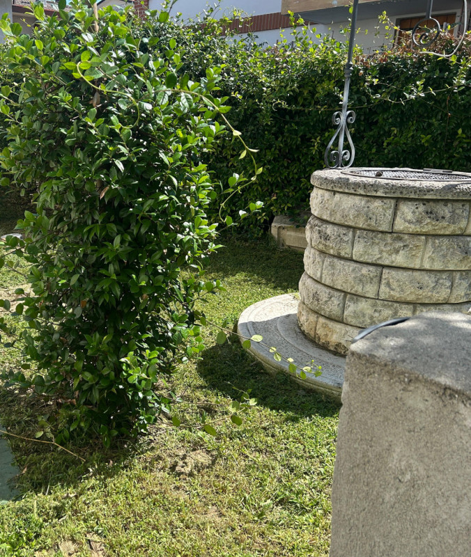 Luminosa villa unifamiliare in quartiere residenziale tranquillo e comodo a tutti i principali se...