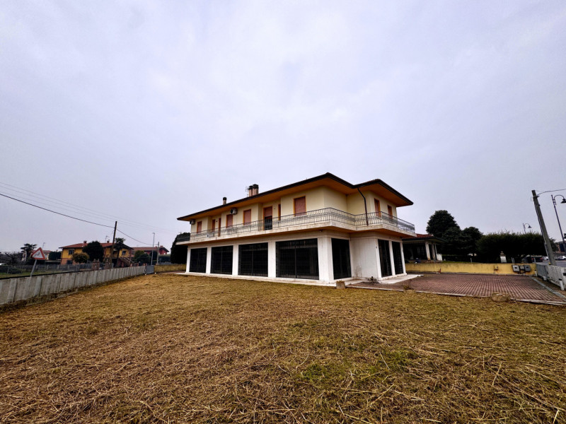 COMPOSIZIONE:
Proponiamo in vendita un interessante compendio immobiliare con spazio commerciale ...