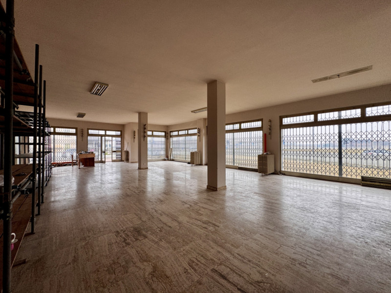 COMPOSIZIONE:
Proponiamo in vendita un interessante compendio immobiliare con spazio commerciale ...