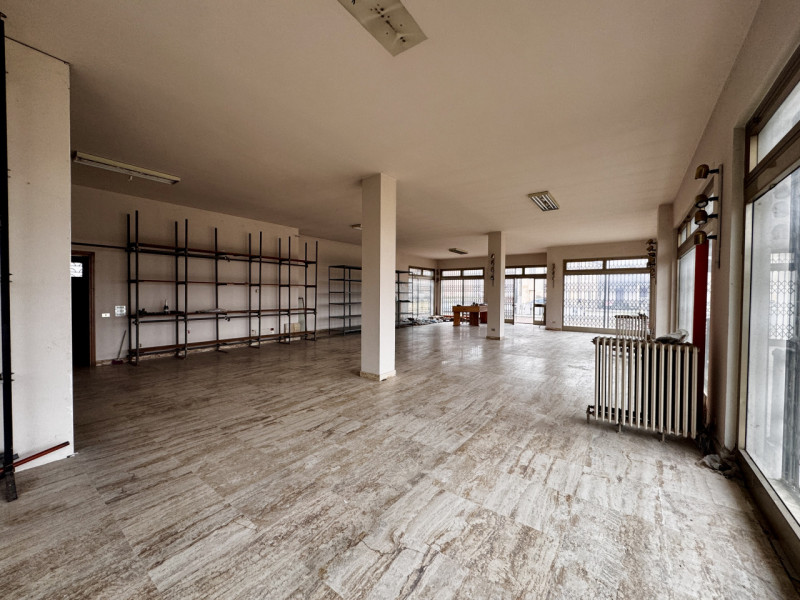 COMPOSIZIONE:
Proponiamo in vendita un interessante compendio immobiliare con spazio commerciale ...