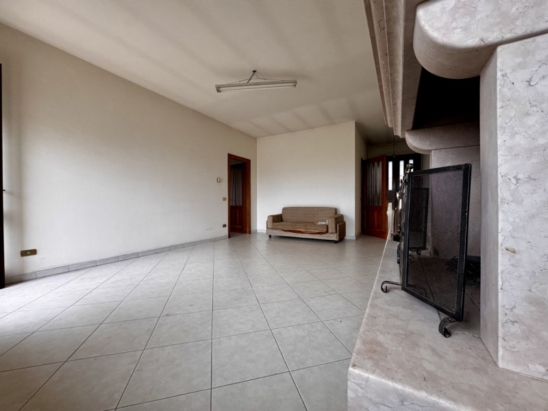 COMPOSIZIONE:
Proponiamo in vendita un interessante compendio immobiliare con spazio commerciale ...