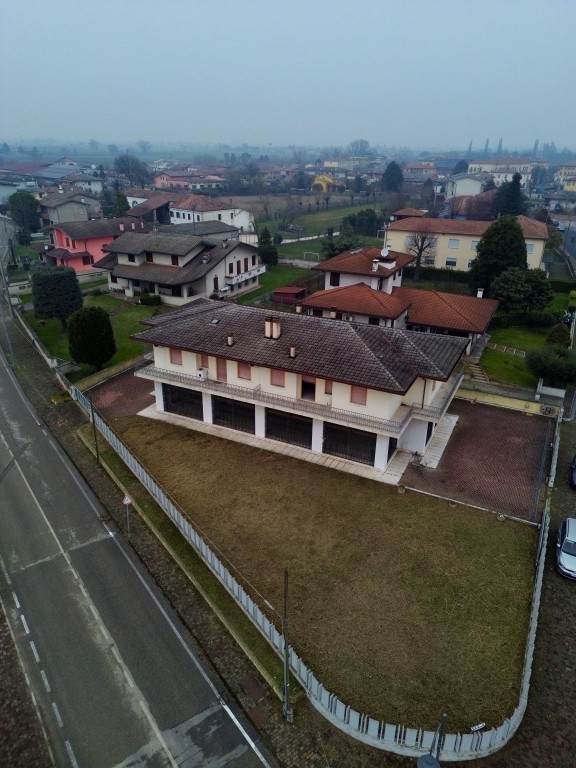 COMPOSIZIONE:
Proponiamo in vendita un interessante compendio immobiliare con spazio commerciale ...